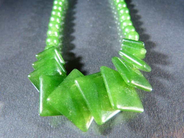 Jade necklace set with graduating squares. - Image 3 of 3