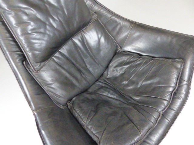 Mid Century large pointed black leather chair on wooden base - Image 4 of 4