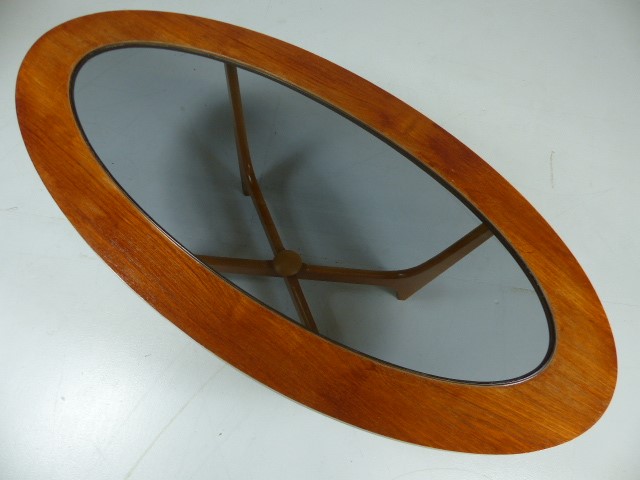 Retro oval coffee table with glass top - Image 4 of 4
