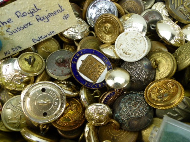 Tray containing military buttons and badges along with German and french - Image 2 of 3