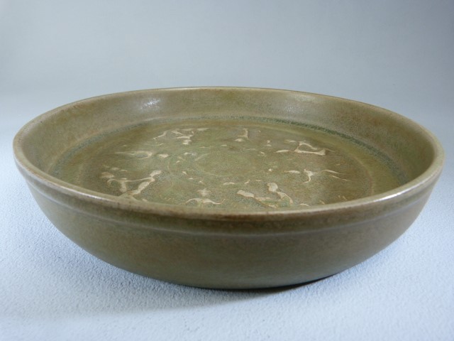 RU - WARE - Celadon glazed shallow bowl. Lightly decorated in relief to middle of bowl with figures. - Image 3 of 4