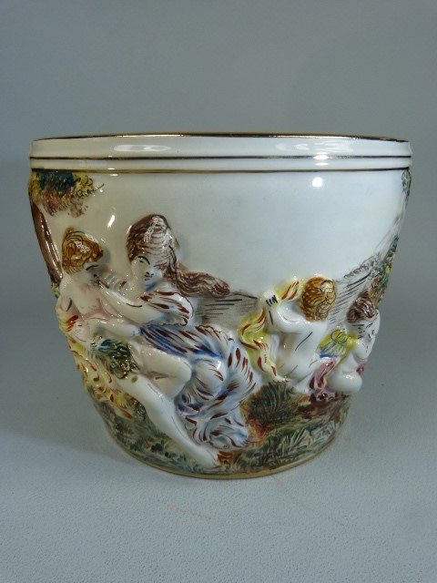 R Capodimonte glazed jardiniere decorated in relief with ladies and putti along with a similar - Image 5 of 6