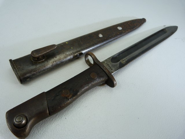 Foreign possible Japanese bayonet and metal scabbard. 25cm - Image 3 of 3