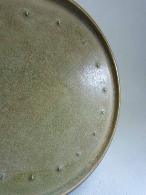 RU - WARE - Celadon glazed shallow bowl. Lightly decorated in relief to middle of bowl with figures. - Image 4 of 4