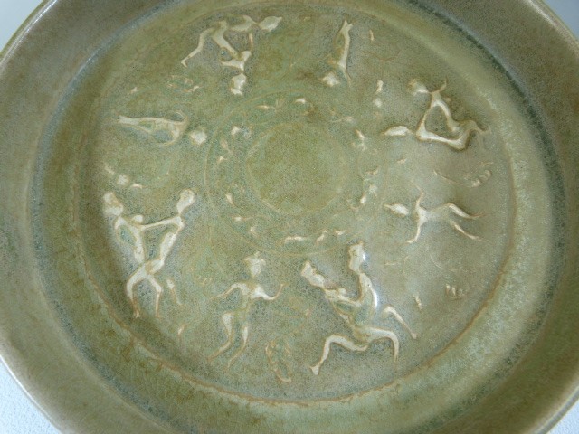 RU - WARE - Celadon glazed shallow bowl. Lightly decorated in relief to middle of bowl with figures. - Image 2 of 4