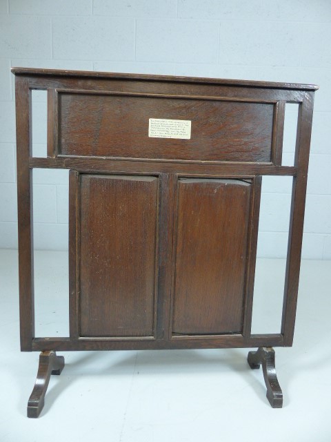 Arts and Crafts oak carved Fire screen - decorated with three panels depicting Tulips and pierced - Image 3 of 5