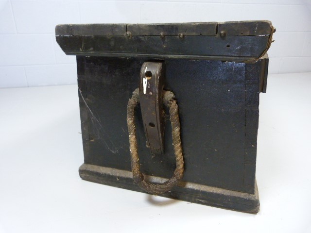 Antique pine black painted trunk with rope handles - Image 4 of 4