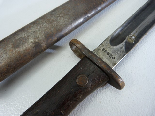 Foreign possible Japanese bayonet and metal scabbard. 25cm - Image 2 of 3