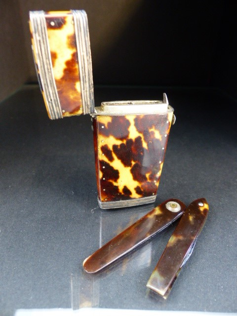 Tortoise shell miniature case containing small picks in folding cases. - Image 2 of 5