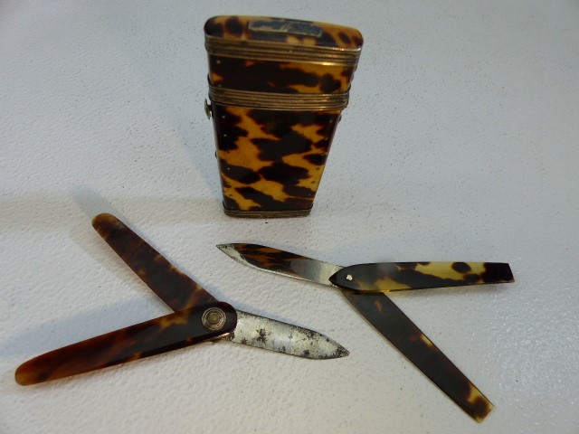 Tortoise shell miniature case containing small picks in folding cases. - Image 4 of 5