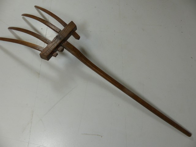 Antique wooden pitchfork with 5 prongs. - Image 4 of 4