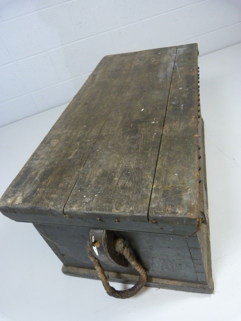 Antique pine black painted trunk with rope handles - Image 3 of 4