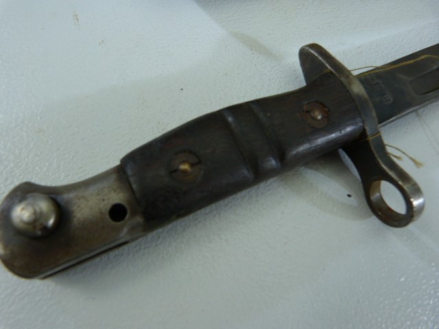 WW1 US 1918 Remington Bayonet. Stamped to blade and with leather and metal scabbard 43cm - Image 3 of 3