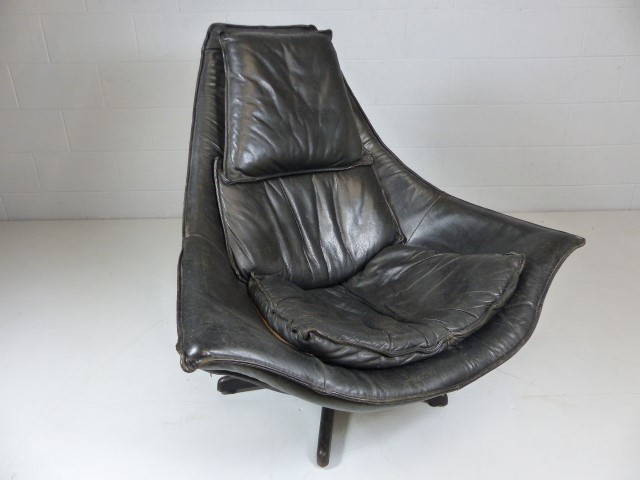 Mid Century large pointed black leather chair on wooden base - Image 2 of 4