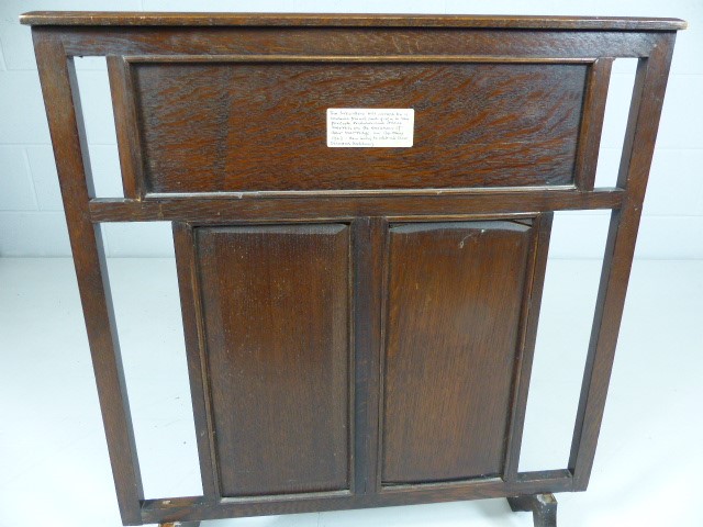 Arts and Crafts oak carved Fire screen - decorated with three panels depicting Tulips and pierced - Image 5 of 5