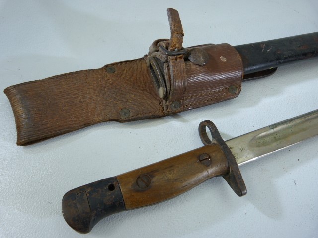 WW1 Military Bayonet with leather and metal scabbard - Enfield 43cm - Image 2 of 3