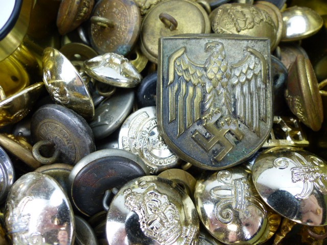 Tray containing military buttons and badges along with German and french - Image 3 of 3