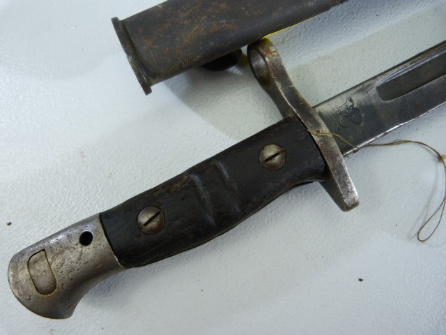 WW1 US 1918 Remington Bayonet. Stamped to blade and with leather and metal scabbard 43cm - Image 2 of 3