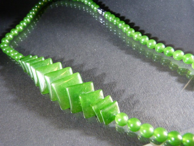 Jade necklace set with graduating squares. - Image 2 of 3