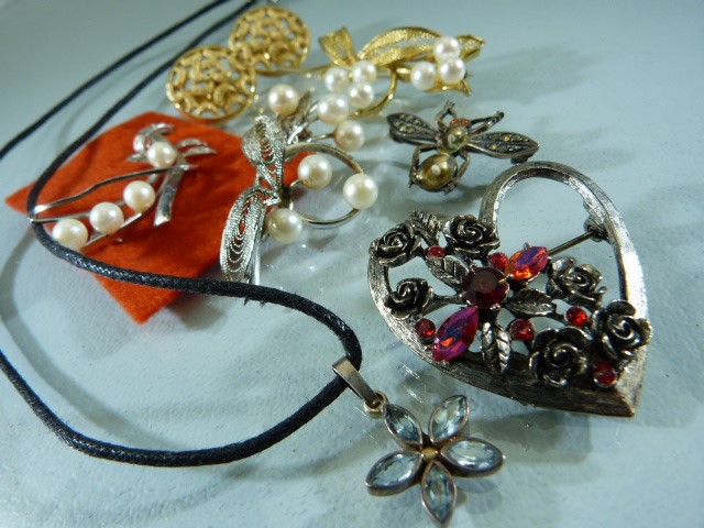 Selection of costume jewellery brooches etc - Image 2 of 3