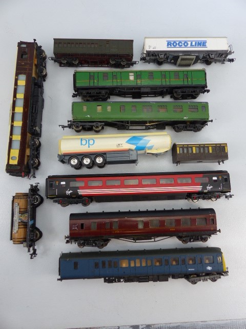Selection of oo guage model railway carriages