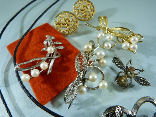 Selection of costume jewellery brooches etc - Image 3 of 3