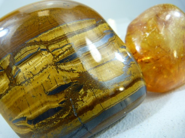 Gemstones - Large chunk of Amber and a Large Tigers eye stone - Image 2 of 4