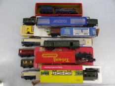 Selection of Hornby OO HO boxed carriages and Triang 'HO' carriages