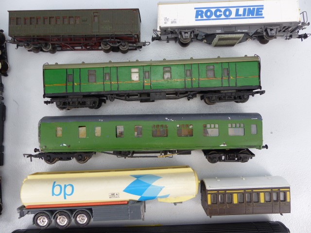 Selection of oo guage model railway carriages - Image 3 of 3