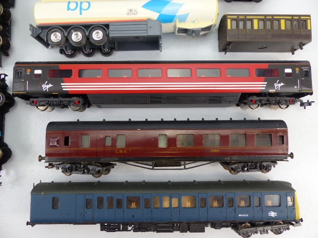 Selection of oo guage model railway carriages - Image 2 of 3