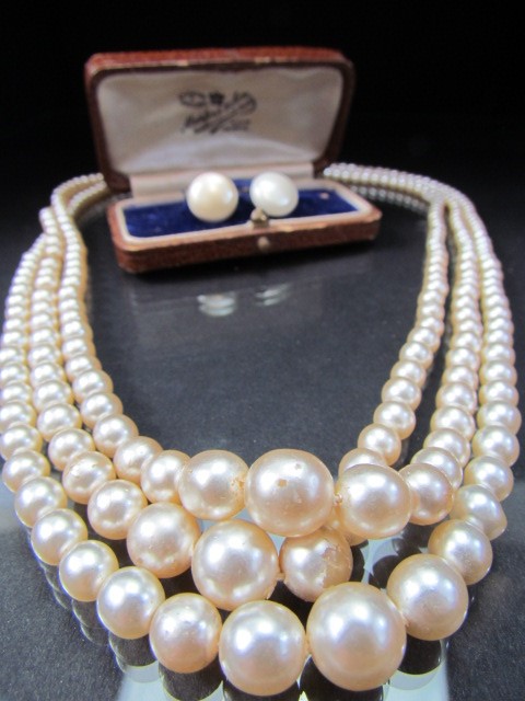 Cased set of pearl earrings and a graduated pearl necklace - Image 2 of 4