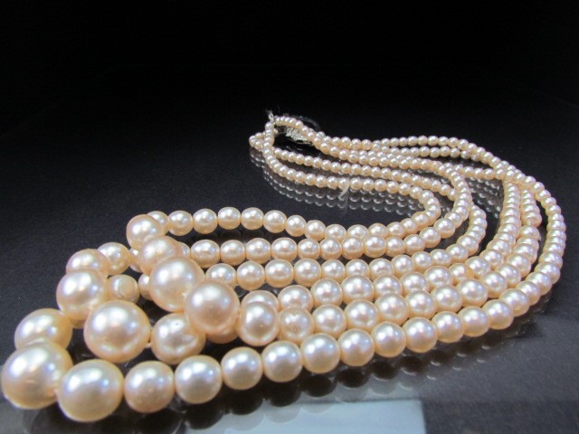 Cased set of pearl earrings and a graduated pearl necklace - Image 4 of 4