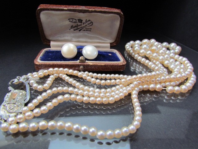 Cased set of pearl earrings and a graduated pearl necklace - Image 3 of 4