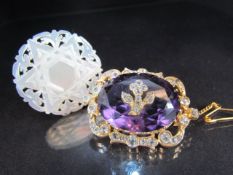 Yellow Metal Victorian brooch with a large 22.25mm x 29.25mm wide Amethyst type paste stone with a