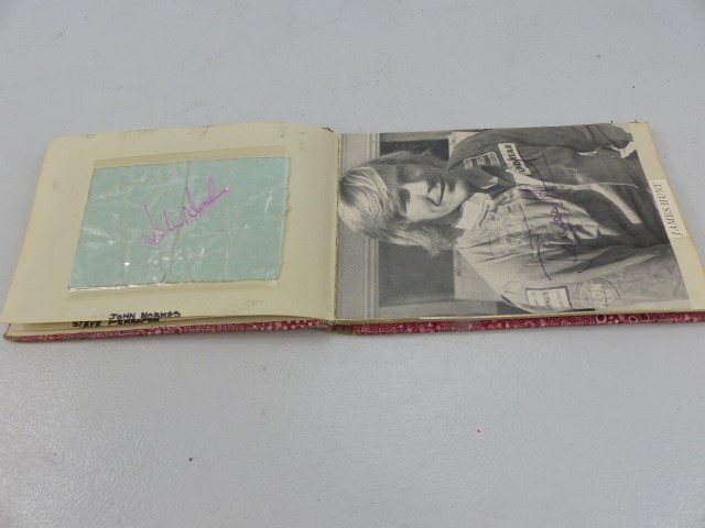 Autograph book containing signed autographs by: Peter Bonetti; Steve Perryman; signed photo James - Image 4 of 10