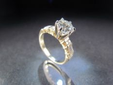 8K Yellow Gold Diamond Ring approx 1.5ct spread measuring approx 7.1mm in Diameter. Flanked by 4