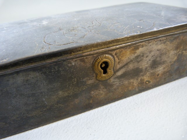 Oriental Pewter box with single marking to front. Lightly decorated with flowers to top. - Image 2 of 7