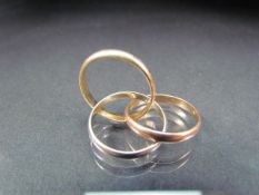 18ct Set of three interlocking rings approx weight 6.1g