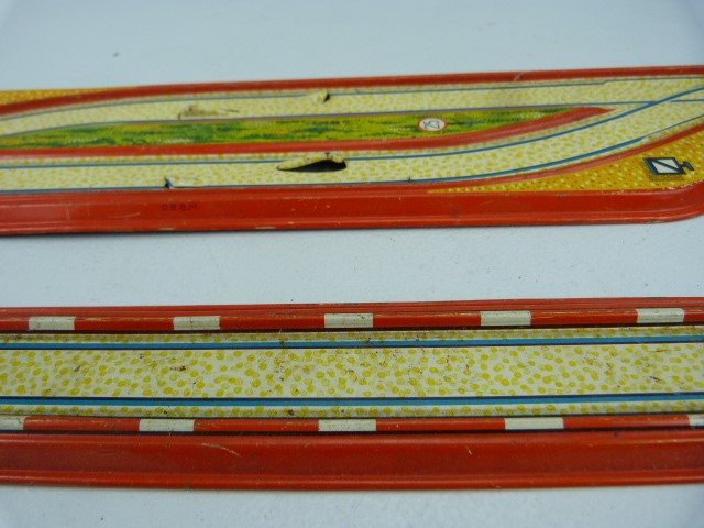 German vintage tinplate clockwork train, carriages and track. - Image 3 of 3