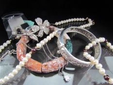 Small selection of costume jewellery to include a Tanzanite pewter bracelet, pearl necklace and