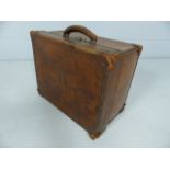 Small cube leather suitcase - handle in order