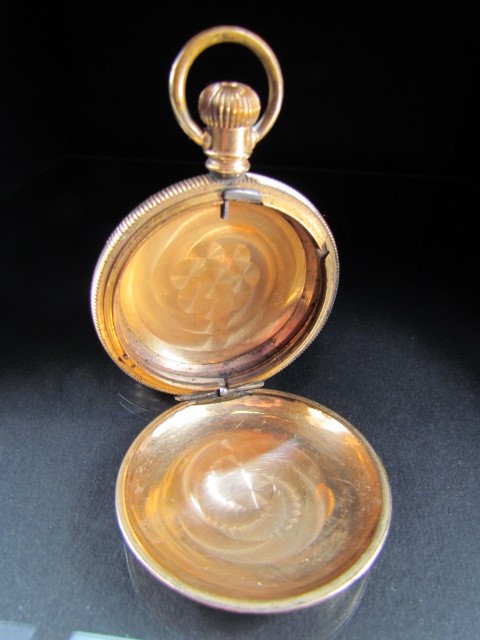 Gold Plated full hunter pocket watch case with engine turned decoration. - Image 2 of 3