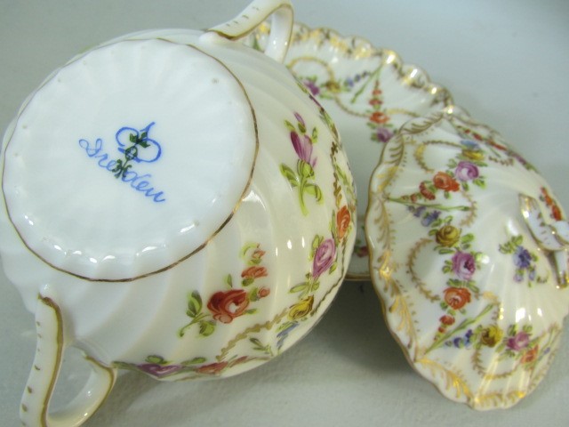 Dresden pot and cover with matching saucer with scalloped edge and floral swags. - Image 3 of 4