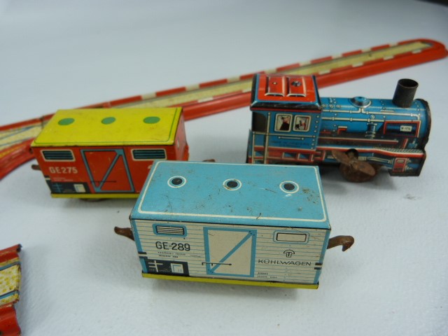 German vintage tinplate clockwork train, carriages and track. - Image 2 of 3
