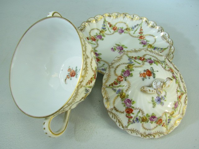 Dresden pot and cover with matching saucer with scalloped edge and floral swags. - Image 2 of 4