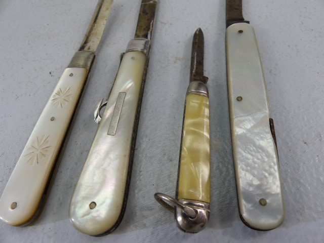 Four mother of pearl Fruit Knives - two with silver blades - Image 2 of 2