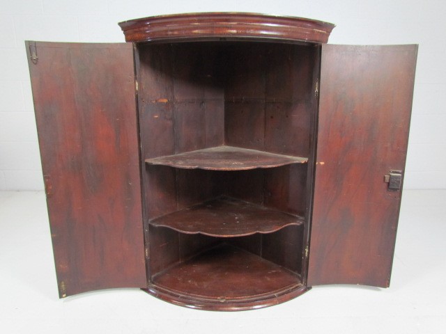 Georgian Mahogany bow fronted corner cabinet - Image 3 of 5