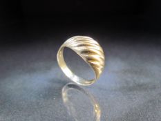 9ct Gold Band ring approx weight 2.3. UK - R.