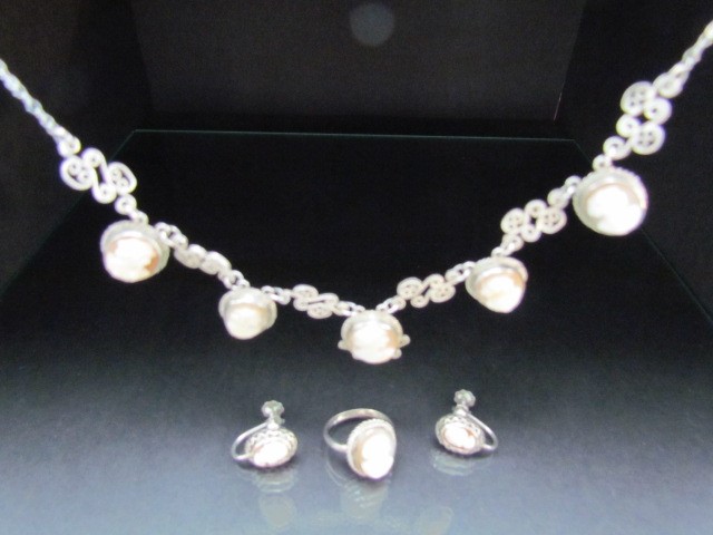 Shell Cameo jewellery set. Comprising of Ring, earring and necklace set - Image 7 of 7