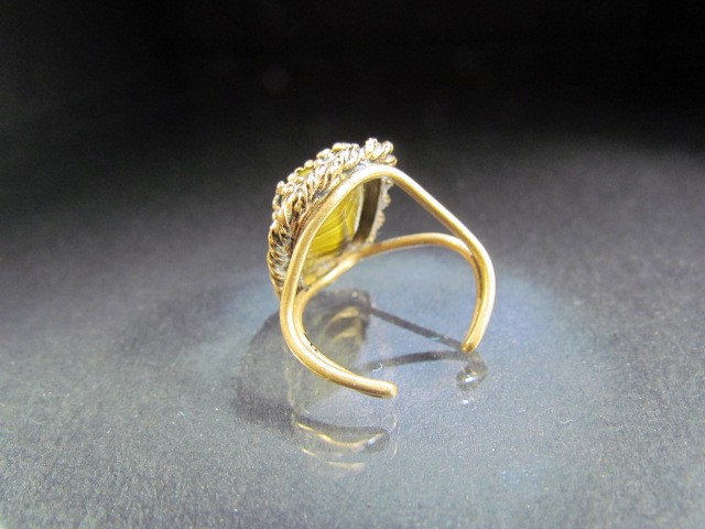 Ladies dress ring ornate gold coloured mount - Image 3 of 3